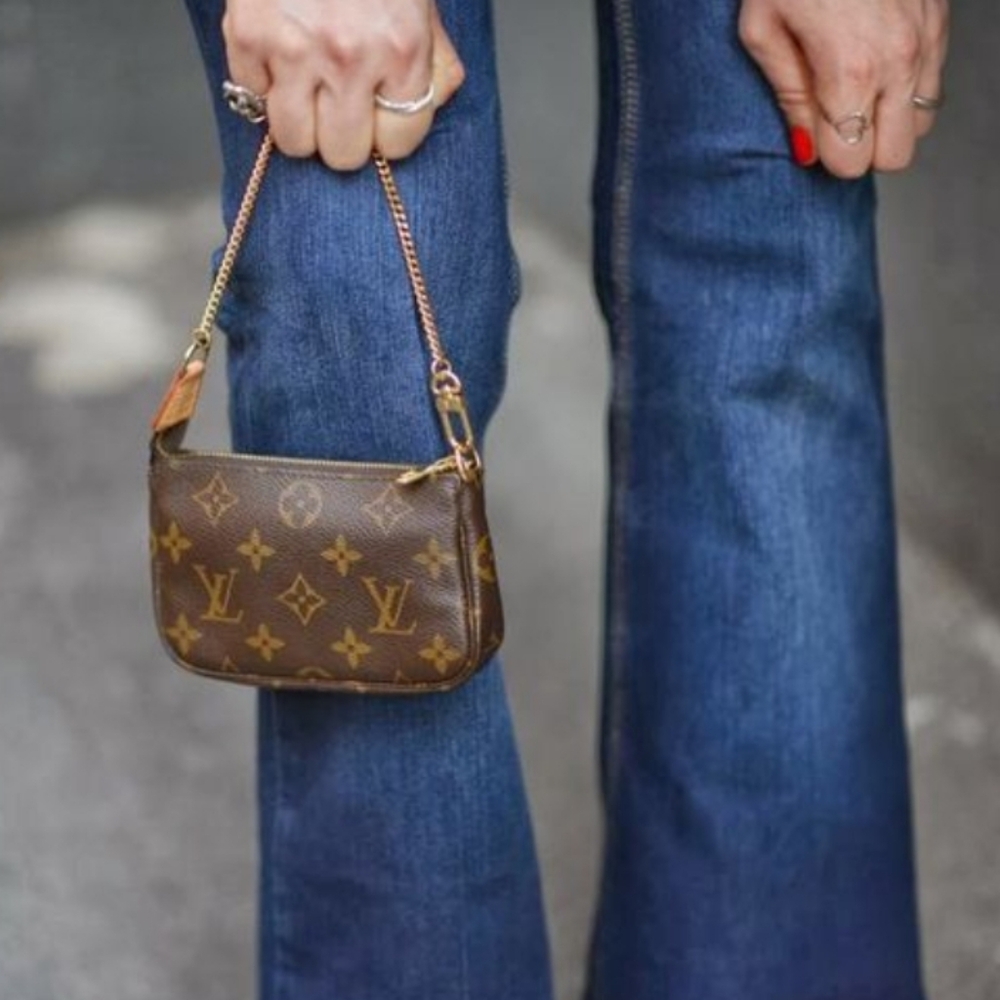 Authentic Louis Vuitton Brown Monogram Mini Pochette in Excellent Condition - Picture 4 of 13